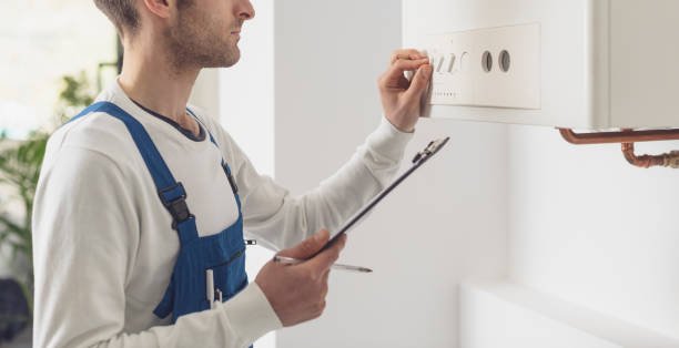 Persona revisando estado de instalación de gas