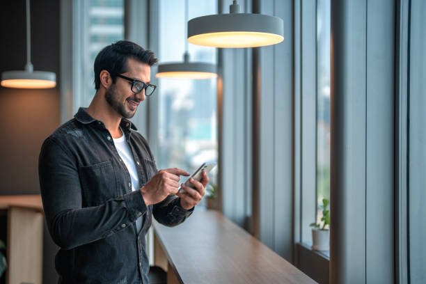 Hombre con tranquilidad revisando el estatus de su inmueble