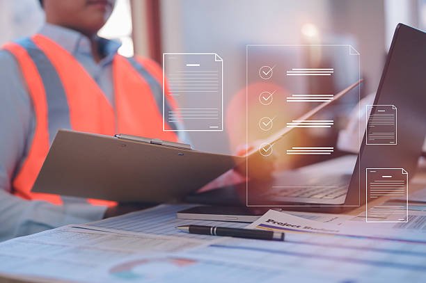 Persona realizando planeación de mantenimientos de inmuebles