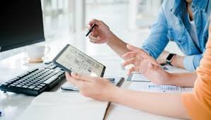 Persona con tableta en las manos, administrando inquilinos y servicios de propiedades