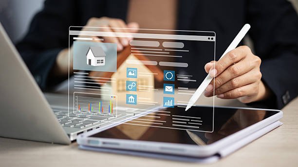 Persona gestionando administración de propiedades en Querétaro